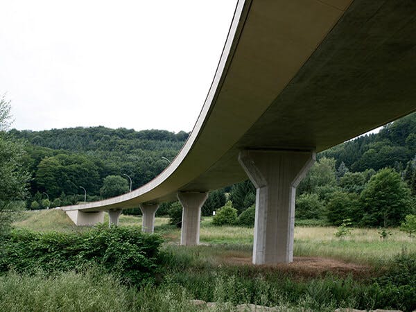 L’échangeur Schoenfels, formant le croisement de la route du Nord avec la CR102 au sud-ouest de Mersch est constitué de plusieurs ouvrages d’art : un pont-dalle en béton armé et un viaduc du type pont-dalle en béton précontraint.