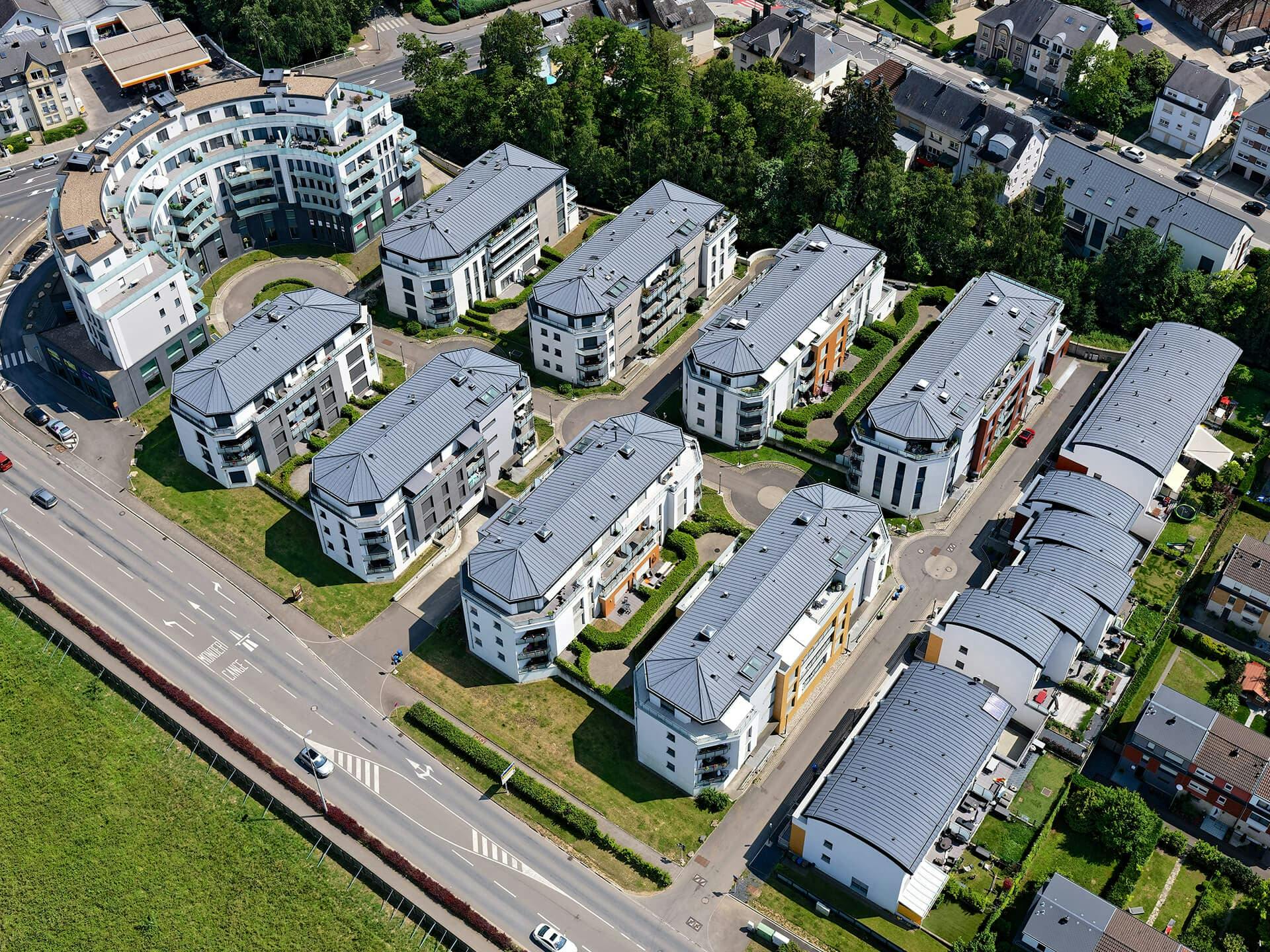 Le Domaine Altena a été le premier projet réalisé selon le concept écogio, de basse consommation d'énergie, en 2006.